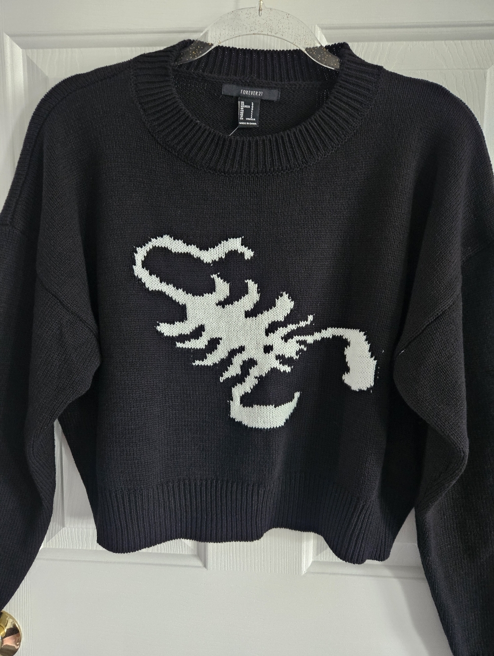 NWT Forever21 Knit Scorpion Cropped Sweater- Black - Picture 3 of 11